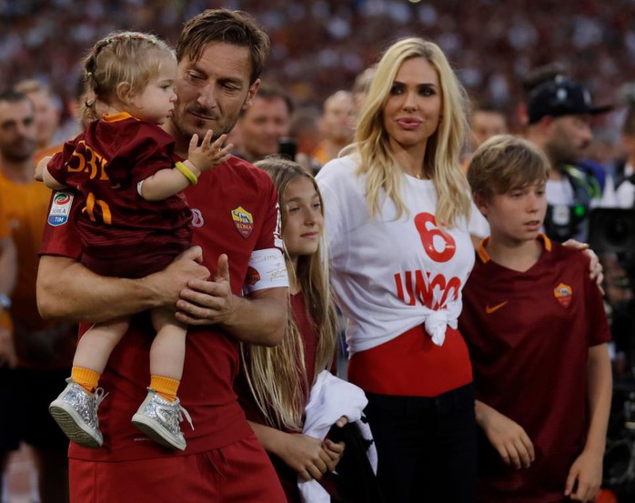 Totti ngấn lệ trong ngày giã từ sân cỏ - Ảnh 9.