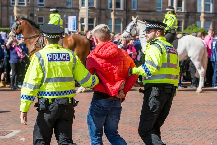 CĐV Anh,Scotland lại đánh nhau đổ máu - Ảnh 3.