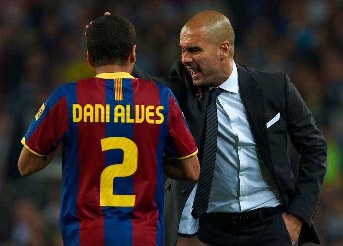 Guardiola muốn mua trò cũ Alves - Ảnh 2.