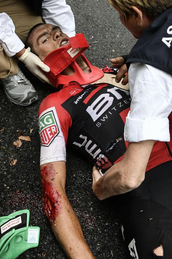 Cua rơ té gãy cổ ở Tour de France 2017 - Ảnh 1.