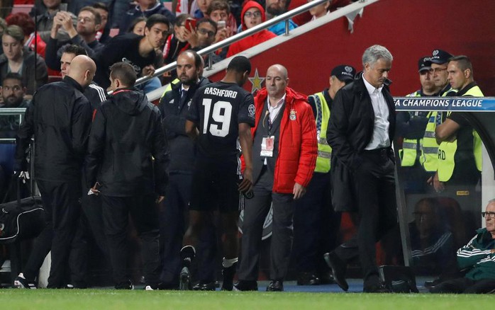 Conte đớp thẳng Mourinho sau khi bị đá xoáy - Ảnh 2.