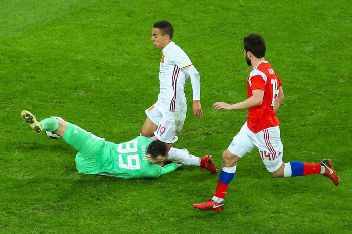 Thủ môn tuyển Nga tét đầu sau cú va chạm kinh hoàng - Ảnh 2.