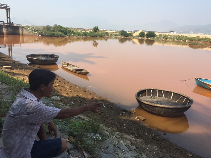 Nước sông đổi màu khiến người dân hoang mang