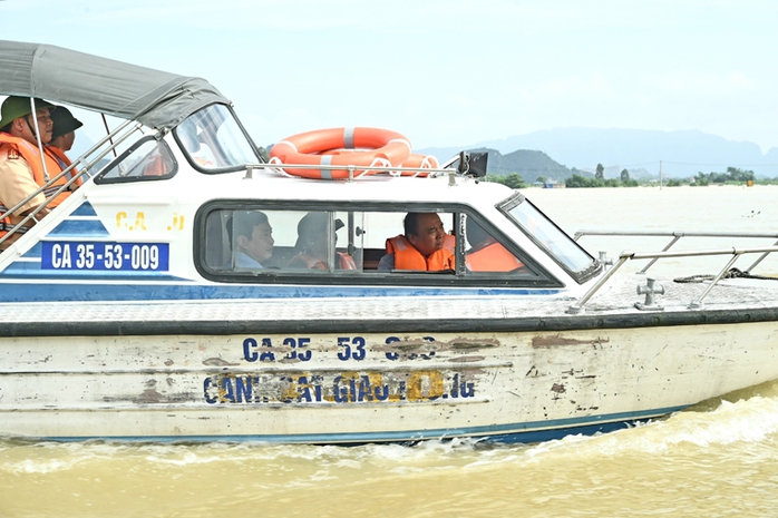 Thủ tướng, Phó Thủ tướng hủy các cuộc họp, tới hiện trường chỉ đạo ứng phó thiên tai - Ảnh 2.