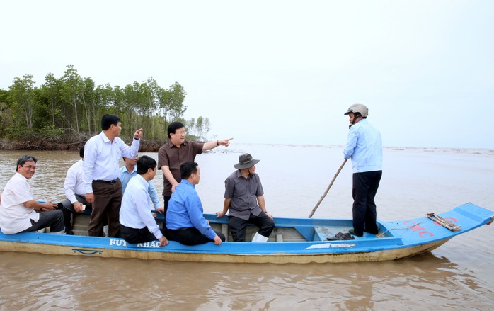 Phó Thủ tướng thị sát 240 km sạt lở, mất 500ha đất/năm ở ĐBSCL - Ảnh 2.