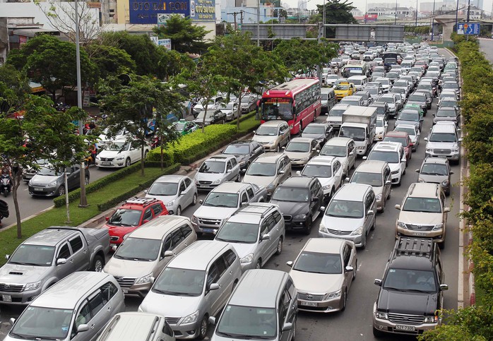 
Ô tô lưu thông trên đường Điện Biên Phủ, quận Bình Thạnh, TP HCM Ảnh: HOÀNG TRIỀU
