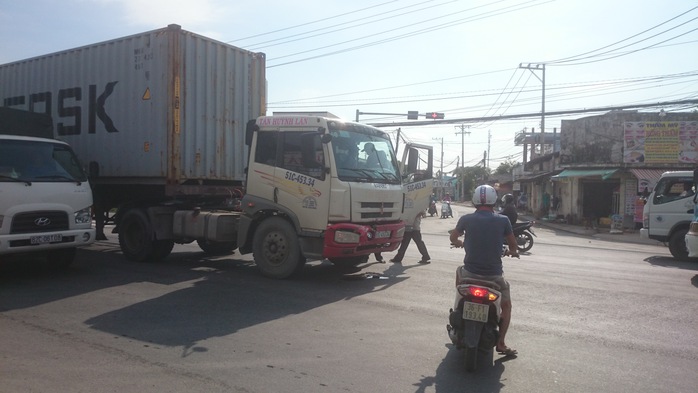 Dân đuổi bắt xe container cán người rồi bỏ chạy - Ảnh 3.