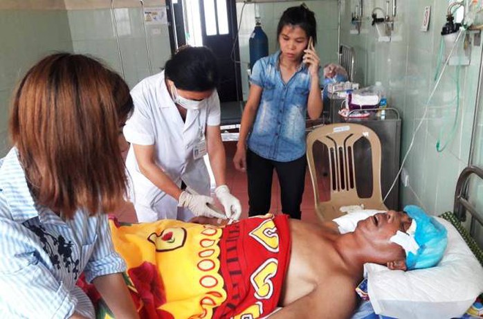 
Ông Nguyễn Duy Bình đang được điều trị và theo dõi tại Bệnh viện Đa khoa Nghi Xuân
