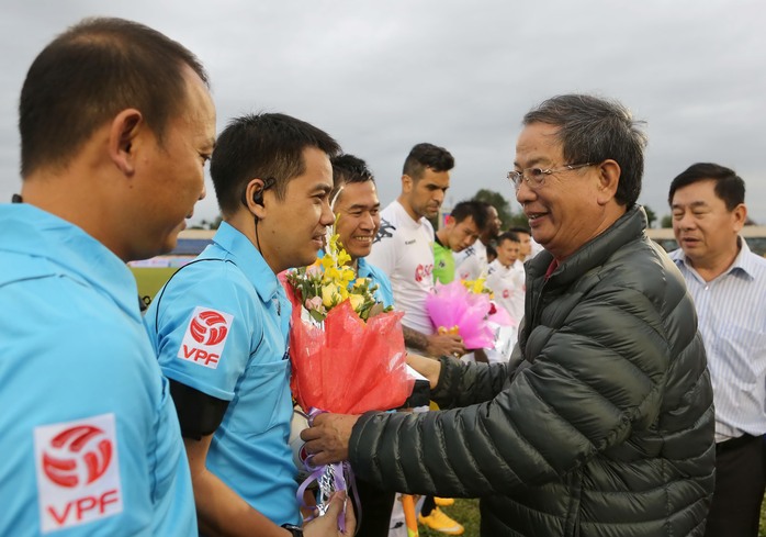 Ông Lê Nguyên Hồng tặng hoa cho tổ trọng tài ở ngày khai mạc mùa giải 2017Ảnh: Phi Hải