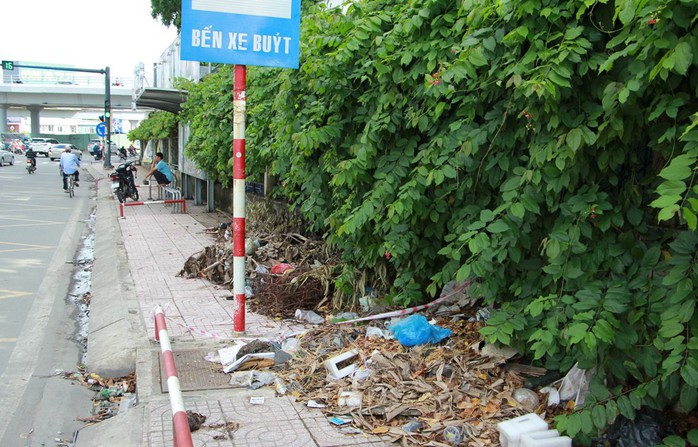 Ra khỏi sân bay Tân Sơn Nhất là ngập rác! - Ảnh 3.