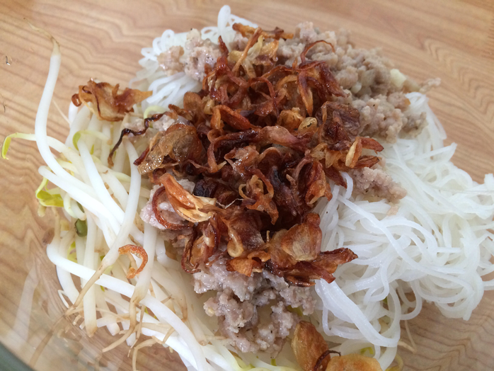 Đến phố núi phải ăn món phở khô Gia Lai mới được - Ảnh 7. Đến phố núi phải ăn món phở khô Gia Lai mới được - Ảnh 7.