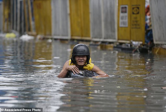 Bão vừa đổ bộ, người dân Philippines ngụp lặn trong nước lũ - Ảnh 9.
