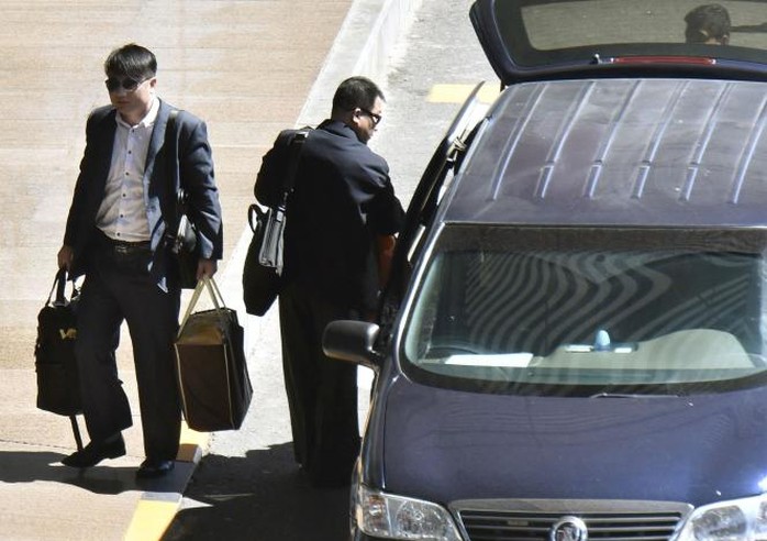 
Hai nghi phạm Triều Tiên Hyon Kwang Song (phải), bí thư thứ hai của đại sứ quán Triều Tiên tại Kuala Lumpur, và Kim Uk Il, nhân viên hãng hàng không Triều Tiên, đến sân bay Bắc Kinh hôm 30-3 trước khi bay tiếp về nước. Ảnh: Reuters
