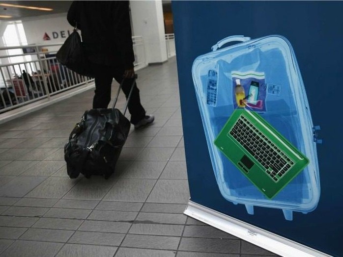 
Bom tự chế trá hình laptop đang là mối nguy hại ở các sân bay. Ảnh: Breitbart.
