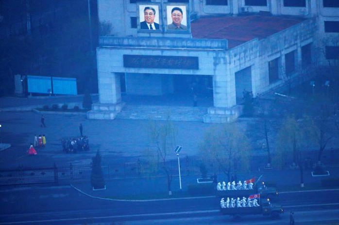 
Xe tải quân sự đưa binh sĩ đi qua trung tâm Bình Nhưỡng trước hoàng hôn khi thủ đô của Triều Tiên đang chuẩn bị một lễ diễu binh kỷ niệm 105 năm ngày sinh của Lãnh tụ Kim Nhật Thành. Ảnh: Reuters

