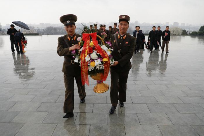 
Dâng hoa tưởng nhớ các lãnh đạo Triều Tiên. Ảnh: Reuters
