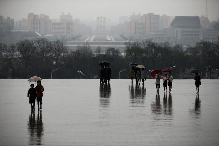 
Bình Nhưỡng mưa nhẹ dịp lễ Ngày Ánh Dương. Ảnh: Reuters
