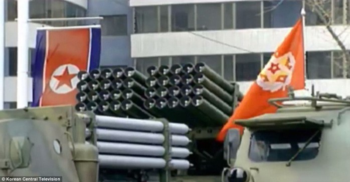 
Hệ thống rocket của Triều Tiên xuất hiện tại lễ diễu binh. Ảnh: KCT
