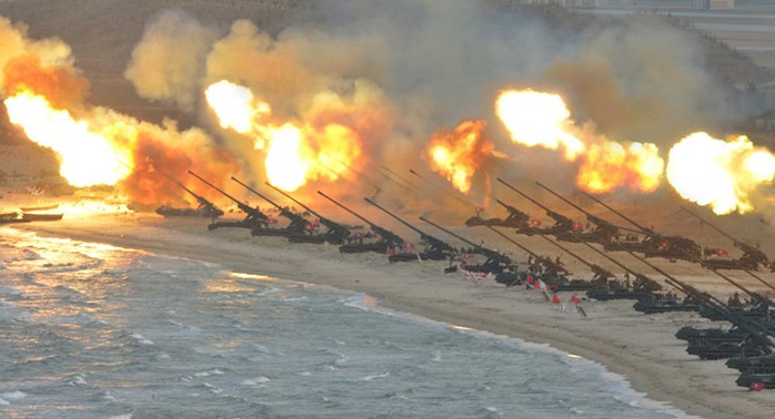 Triều Tiên tập trận pháo binh quy mô lớn chưa từng thấy nhân kỉ niệm 85 năm ngày thành lập Quân đội Nhân dân Triều Tiên. Ảnh: Reuters