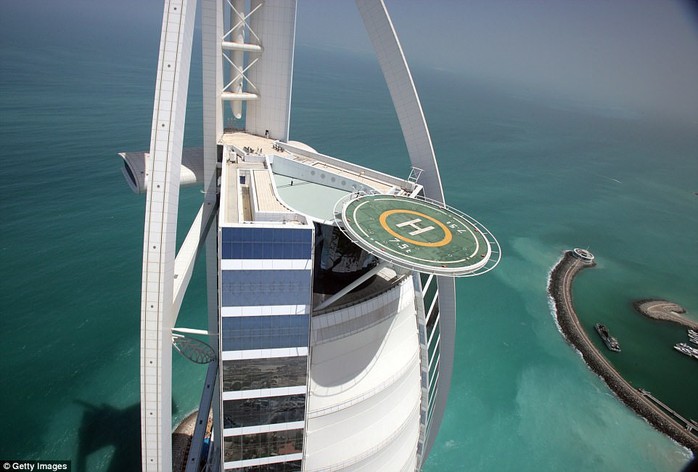 Khách sạn bảy sao Burj Al Arab ở Dubai có bãi đỗ trực thăng ở tầng 28, bên rìa tòa nhà, cho du khách ngắm nhìn khung cảnh biển lộng lẫy phía dưới.