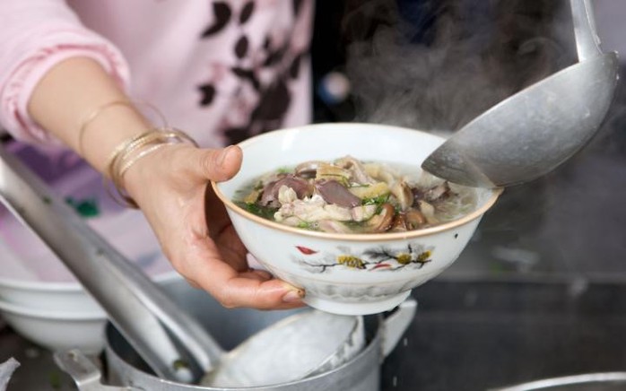 Hà Nội, Việt Nam: Nếu khách nước ngoài tới TP.HCM thường được giới thiệu món bánh xèo, phở là món ăn nhất định phải thử khi đến Hà Nội. Phở có nước dùng được nấu từ xương bò, với bánh phở và thịt gà hoặc bò, ăn kèm nhiều loại rau sống và chanh.
