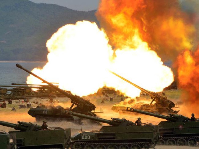 
Hồi đầu tuần này, Triều Tiên tập trận pháo binh nhân kỉ niệm ngày thành lập quân đội. Ảnh: AP
