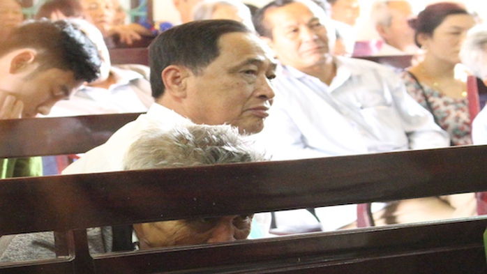
Ông Nguyễn Văn Hoan (Bố bị cáo Tiến) cố giấu những giọt nước mắt, mệt mỏi nhìn đứa con tội lỗi qua khe ghế
