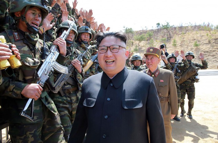 
Ông Kim Jong-un cùng lính đặc nhiệm Triều Tiên. Ảnh: KCNA
