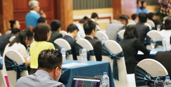 Cổ đông yêu cầu có giải pháp cải thiện thị giá là dễ hiểu, nhưng giải pháp không thể chỉ đặt lên vai người lãnh đạo doanh nghiệp