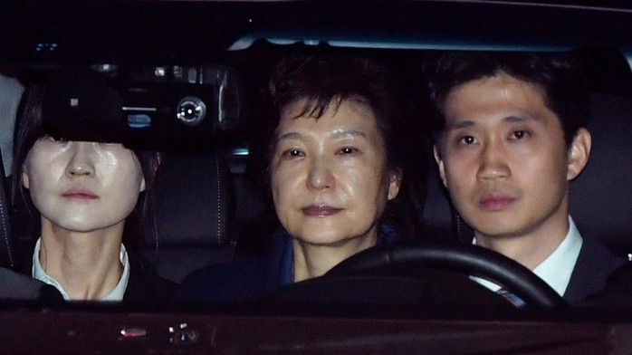 Cựu tổng thống Park Geun-hye được áp giải tới trung tâm giam giữ Seoul ngày 31-3. Ảnh: AP