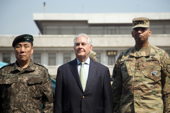 
Ngoại trưởng Mỹ Rex Tillerson (giữa) trong chuyến thăm hai ngày tới Hàn Quốc vào ngày 17-3 Ảnh: STARS AND STRIPES
