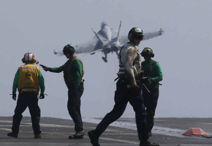 
F18 hạ cánh xuống tàu sân bay USS Carl Vinson trong lần tuần tra biển Đông 3-3. Ảnh: AP
