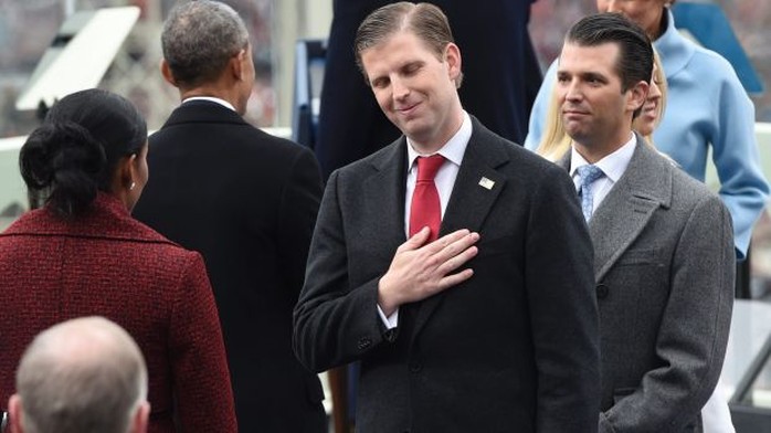 Eric Trump - con trai của ông Trump (giữa) Ảnh: AP