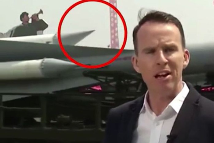 Đầu tên lửa lung lay (khoanh đỏ) được nhìn thấy trong đoạn video. Ảnh: BBC