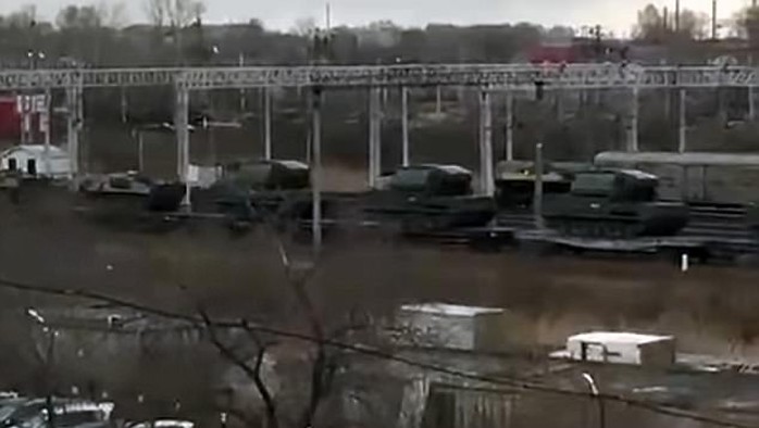 Xe tăng Nga được vận chuyển bằng đường sắt tới khu vực biên giới Đông Nam. Ảnh: DAILY MAIL