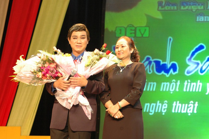 NSƯT Thanh Sang và vợ trong đêm vinh danh ông tại Nhà hát TP