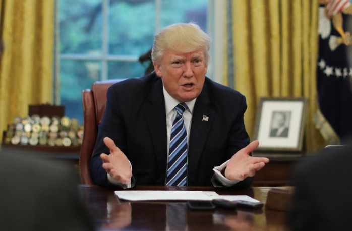 Tổng thống Trump trong cuộc phỏng vấn với Reuters tại Phòng Bầu dục hôm 27-4. Ảnh: Reuters