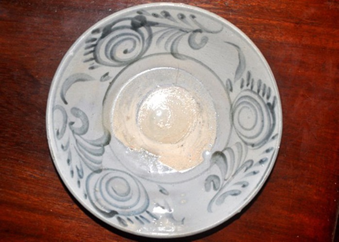 Chiếc đĩa gốm này được người dân vớt năm 2012, có niên đại thế kỷ XVII. 