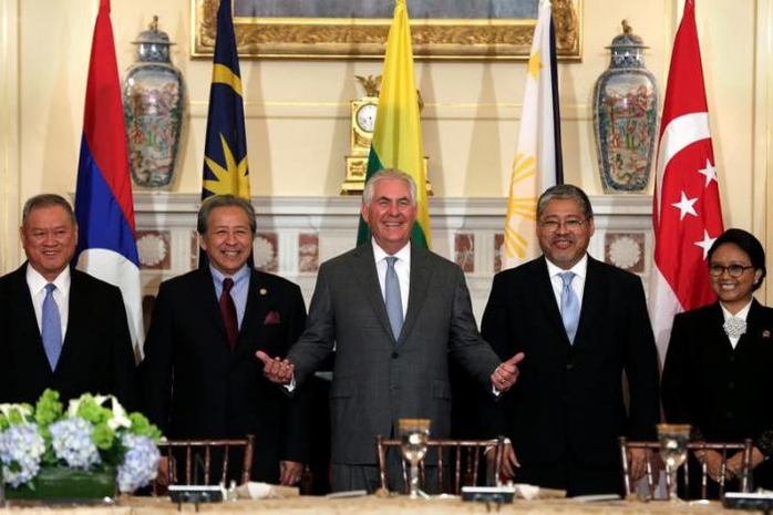 Ngoại trưởng Mỹ Rex Tillerson (giữa) gặp các bộ trưởng ngoại giao ASEAN hôm 4-5. Ảnh:Reuters