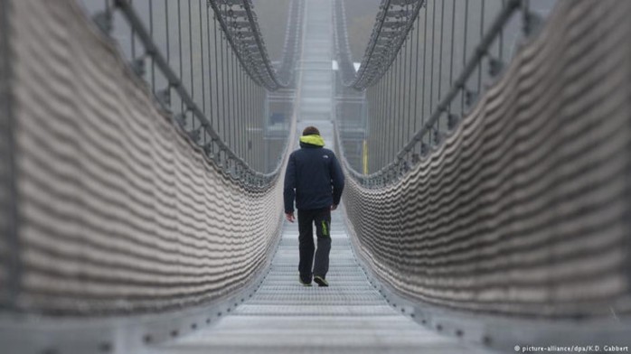 Cầu treo bộ hành dài nhất thế giới - Ảnh 2.