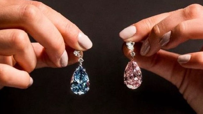 Đôi khuyên tai trị giá gần 1.300 tỉ đồng - Ảnh 1. Đôi khuyên tai trị giá gần 1.300 tỉ đồng - Ảnh 1.