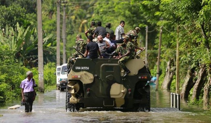 Lũ lụt lịch sử, người dân sơ tán trên xe bọc thép - Ảnh 5.