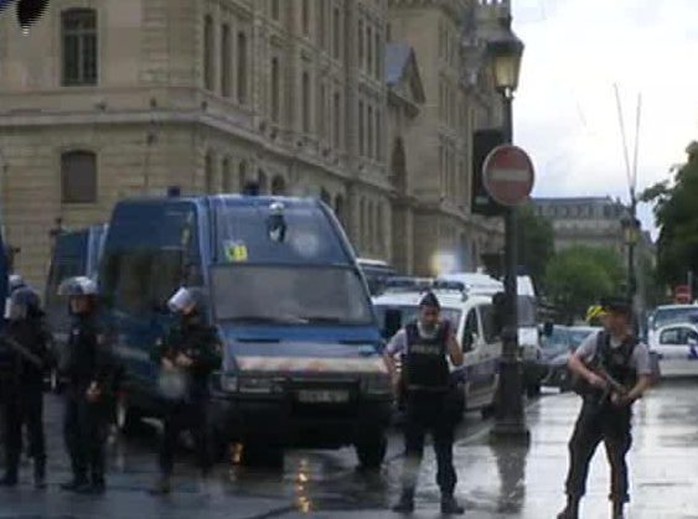 Tấn công bằng búa ngoài Nhà thờ Đức Bà Paris - Ảnh 2.