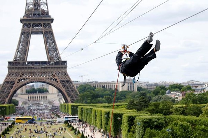 Trượt zipline từ tháp Eiffel với tốc độ của một trái tennis - Ảnh 2. Trượt zipline từ tháp Eiffel với tốc độ của một trái tennis - Ảnh 2.