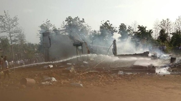 Ấn Độ: Cháy nhà máy pháo hoa, hơn 30 người thương vong - Ảnh 1.