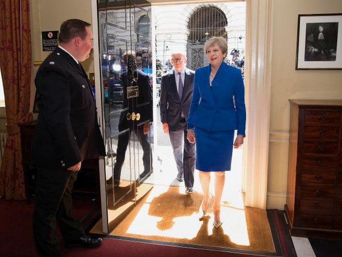 Bà Theresa May đang là con tin  ở Downing Street - Ảnh 1.