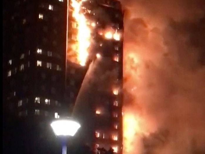 Nhiều thương vong trong vụ cháy kinh hoàng ở London - Ảnh 2.