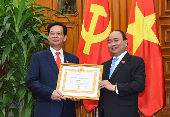 Trao Huy hiệu 50 năm tuổi Đảng cho nguyên Thủ tướng Nguyễn Tấn Dũng - Ảnh 1.