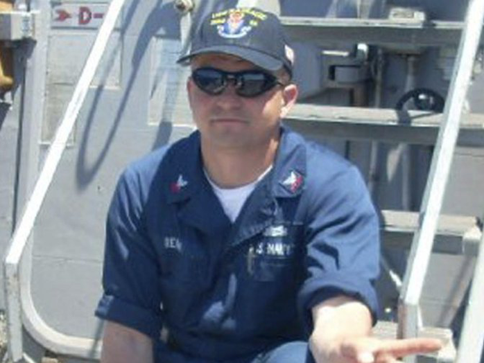 Thủy thủ xả thân cứu 20 người trên tàu khu trục Mỹ gặp nạn - Ảnh 1.