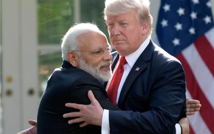 Gặp Thủ tướng Ấn Độ, TT Donald Trump hào phóng những cái ôm - Ảnh 1.